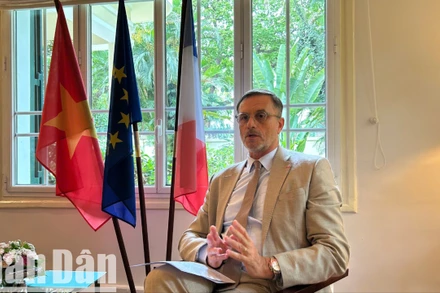 Đại sứ Cộng hòa Pháp tại Việt Nam Olivier Brochet trả lời phỏng vấn báo Nhân Dân. (Ảnh: HẢI YẾN)