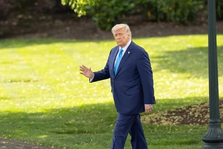 Tổng thống Mỹ Donald Trump đi bộ lên trực thăng tại khuôn viên Nhà trắng ở Washington D.C. (Ảnh: Tân Hoa xã)