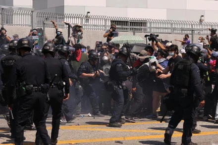 Cảnh sát cố gắng giải tán người biểu tình tại Los Angeles, bang California, ngày 8/6/2025. (Ảnh: Tân Hoa xã)