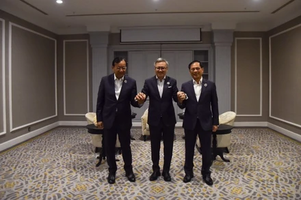 Phó Thủ tướng, Bộ trưởng Ngoại giao Bùi Thanh Sơn đã có cuộc ăn sáng làm việc với Phó Thủ tướng, Bộ trưởng Ngoại giao và Hợp tác quốc tế Campuchia Prak Sokhonn và Bộ trưởng Ngoại giao Lào Thoongsavan Phomvihan. (Ảnh: BNG)