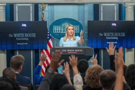 Thư ký báo chí Nhà Trắng Karoline Leavitt trả lời câu hỏi trong cuộc họp báo tại Nhà Trắng ở Washington D.C. vào ngày 30/6. (Ảnh: Tân Hoa xã)