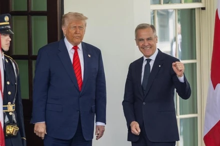 Tổng thống Mỹ Donald Trump chào đón Thủ tướng Canada Mark Carney tại Nhà Trắng ở Washington D.C. ngày 6/5/2025. (Ảnh: Tân Hoa xã)