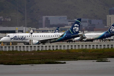 Máy bay của hãng hàng không Alaska Airlines tại sân bay San Francisco, Mỹ. (Ảnh: THX/TTXVN)