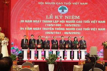 Đại diện các lãnh đạo bấm nút khởi động Chương trình nhân đạo "Mắt sáng cho người cao tuổi".