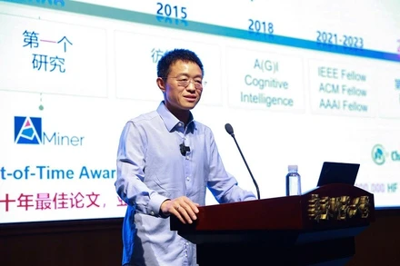 Giáo sư Đường Kiệt.