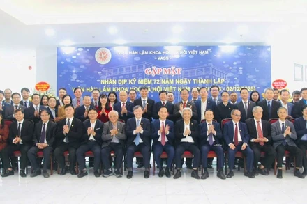 Gặp mặt các thế hệ cán bộ Viện Hàn lâm Khoa học xã hội Việt Nam nhân 72 năm ngày thành lập Viện.