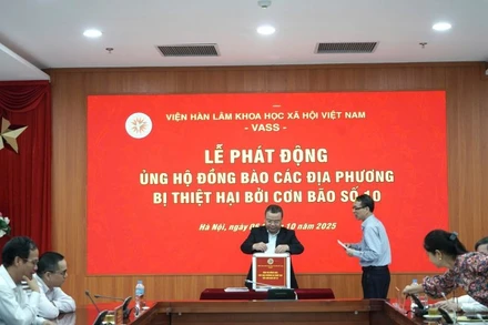 Cán bộ Viện Hàn lâm Khoa học xã hội Việt Nam ủng hộ một ngày lương giúp đồng bào bị thiệt hại do bão số 10 gây ra.