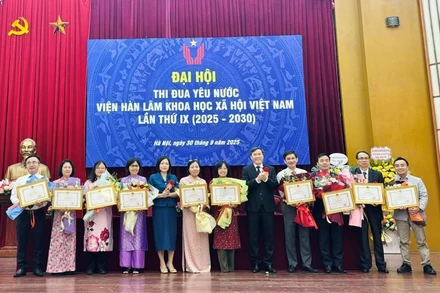 Giáo sư, Tiến sĩ Lê Văn Lợi, Chủ tịch Viện Hàn lâm Khoa học xã hội Việt Nam trao thưởng các tập thể, cá nhân tiêu biểu của Viện Hàn lâm Khoa học xã hội Việt Nam trong phong trào thi đua yêu nước giai đoạn 2021-2025. 
