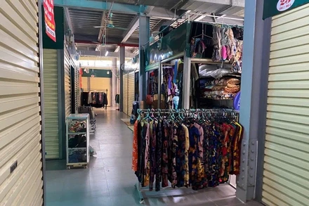 Tại một số chợ truyền thống ở Hà Nội, nhiều tiểu thương đã đóng cửa hàng ngừng kinh doanh.