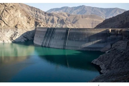 Mực nước sau đập Amir Kabir (cung cấp nước ngọt cho Iran) giảm xuống mức thấp nhất trong lịch sử. Ảnh Internet.