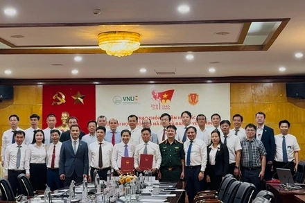 Ký kết thỏa thuận hợp tác trong lĩnh vực công nghệ lượng tử, an toàn thông tin và công nghệ bán dẫn giữa Đại học Quốc gia Hà Nội và Ban cơ yếu chính phủ. 