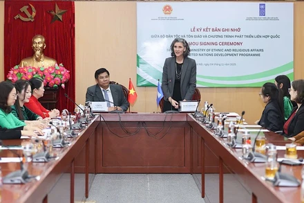 Trưởng đại diện Thường trú Chương trình Phát triển Liên hợp quốc (UNDP), bà Ramla Khalidi phát biểu tại Lễ ký kết. 