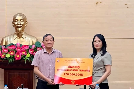 Chánh Văn phòng Quỹ Đền ơn đáp nghĩa Trung ương Đào Ngọc Lợi tiếp nhận số tiền ủng hộ của Nhà xuất bản Chính trị quốc gia Sự thật.