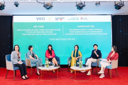 Các đại biểu tham gia tọa đàm tại hội thảo "Nâng cao năng lực cạnh tranh của doanh nghiệp: Từ thúc đẩy bình đẳng giới đến thực hành mua sắm có trách nhiệm".