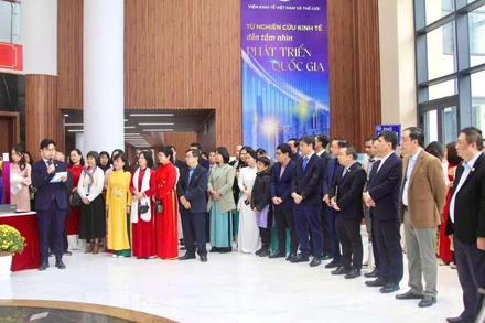 Khai trương không gian trưng bày “Dưới cờ Đảng quang vinh: Việt Nam 40 năm Đổi mới và khát vọng trong kỷ nguyên vươn mình” tại Viện Hàn lâm Khoa học xã hội Việt Nam.