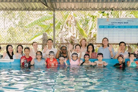 Đoàn công tác tới thăm lớp học bơi an toàn tại bể bơi lắp ghép đầu tiên của điểm Trường trung học cơ sở Long Hưng A, xã Tân Khánh Trung.