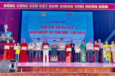 Ban Tổ chức trao giải cho các đoàn đạt giải tại Hội thi Tiếng hát người khuyết tật toàn quốc lần thứ III.