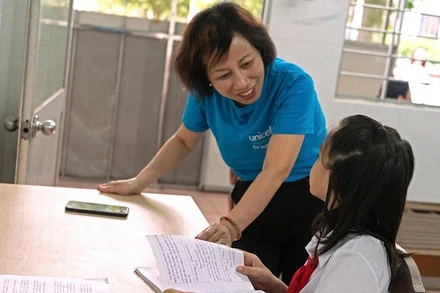 Trưởng Chương trình bảo vệ trẻ em Lê Hồng Loan (UNICEF) đang trao đổi cùng các em học sinh. 