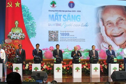 Đại diện các đồng chí lãnh đạo Đảng, Nhà nước, ban, bộ, ngành bấm nút phát động Tháng hành động vì người cao tuổi Việt Nam năm 2025.