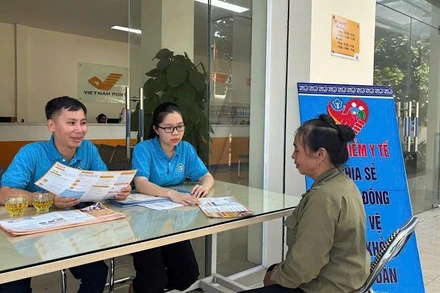 Cán bộ Bảo hiểm xã hội Hà Tĩnh (Bảo hiểm xã hội khu vực XV) tuyên truyền chính sách bảo hiểm xã hội, bảo hiểm y tế cho người dân.