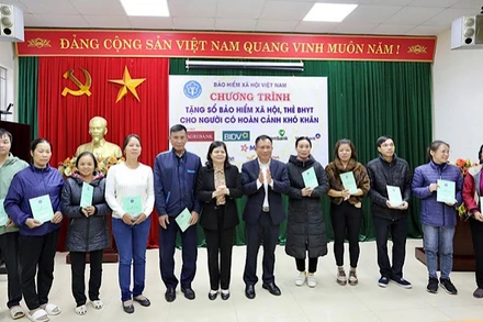 Bảo hiểm xã hội Việt Nam tặng thẻ bảo hiểm y tế cho các trường hợp hoàn cảnh khó khăn.