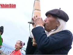 Nghệ nhân Lò Văn Biến đang thổi khèn bè – một trong những loại nhạc cụ truyền thống quan trọng trong đời sống văn hóa của đồng bào Thái.