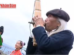 Nghệ nhân Lò Văn Biến đang thổi khèn bè – một trong những loại nhạc cụ truyền thống quan trọng trong đời sống văn hóa của đồng bào Thái.