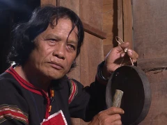 Nghệ nhân Nay Phai đang thử độ ngân khi chỉnh chiêng. (Ảnh: NX)