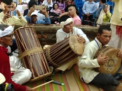 Biểu diễn trống paranưng trong một sự kiện văn hóa của đồng bào Chăm (Ảnh NX)