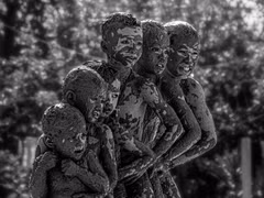Ma bùn tượng trưng cho người đã khuất.