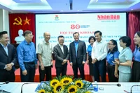 Tổng Biên tập Báo Nhân Dân Lê Quốc Minh, Chủ tịch Tổng Liên đoàn Lao động Việt Nam Nguyễn Đình Khang với các chuyên gia, nhà khoa học và các đại biểu dự hội thảo.