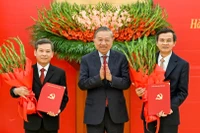 Tổng Bí thư Tô Lâm trao Quyết định của Bộ Chính trị và tặng hoa chúc mừng đồng chí Lê Minh Trí và Đoàn Minh Huấn. (Ảnh: DUY LINH)