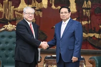 Thủ tướng Chính phủ Phạm Minh Chính và Chủ tịch Hội Hữu nghị Nhật-Việt vùng Kansai Nishimura Teiichi. (Ảnh: TRẦN HẢI)