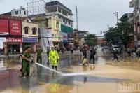 Cán bộ chiến sĩ Công an tỉnh Lào Cai tham gia vệ sinh môi trường. (Ảnh: THANH SƠN)