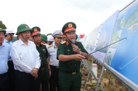 Thiếu tướng Nguyễn Hữu Ngọc, Tư lệnh Binh đoàn 12 trình bày tình hình triển khai các dự án trọng điểm tại Hòn Khoai (Cà Mau). (Ảnh: TTXVN)