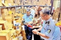 Đội Quản lý thị trường số 14 kiểm tra kho hàng mỹ phẩm tại Hà Nội.