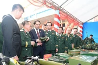 Lãnh đạo tỉnh Lào Cai tham quan học cụ huấn luyện chiến đấu tại Bộ Chỉ huy Quân sự tỉnh. (Ảnh: KHẮC ĐÀO)