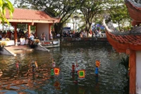 Ao làng và thuỷ đình Đào Thục trở thành địa chỉ du lịch văn hoá hấp dẫn với các màn biểu diễn rối nước.