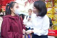 Đồng chí Trần Thị Diệu Thúy, Phó Chủ tịch Ủy ban nhân dân thành phố trao quà cho sinh viên dịp Tết 2025. (Ảnh: HẢI NHI) 