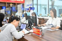 Cán bộ làm việc tại Trung tâm Phục vụ hành chính công phường Đống Đa, Hà Nội. (Ảnh THẾ ĐẠI)