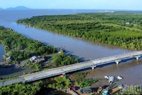 Tuyến cao tốc Cà Mau-Đất Mũi chạy song song với tuyến đường Hồ Chí Minh về Mũi Cà Mau. (Ảnh: HỮU TÙNG)