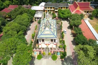 Chùa Hang, xã Châu Thành, tỉnh Vĩnh Long có rừng cây cổ thụ với hệ sinh vật đa dạng thu hút đông đảo du khách tham quan. (Ảnh THỦY NGUYÊN)