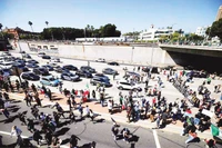 Người biểu tình chặn đường cao tốc ở Los Angeles.