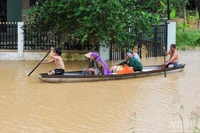Người dân xã Đại Lộc sử dụng thuyền để di chuyển vì mưa lũ. (Ảnh: CÔNG VINH)