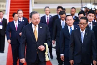 Tổng Bí thư Tô Lâm đến Phnom Penh, bắt đầu thăm cấp Nhà nước tới Vương quốc Campuchia. (Ảnh: Dương Giang/TTXVN)