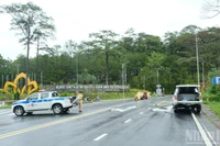 Lực lượng chức năng tổ chức hướng dẫn giao thông trên đèo Prenn, phường Xuân Hương-Đà Lạt.