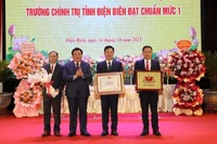 Đồng chí Nguyễn Xuân Thắng, Ủy viên Bộ Chính trị, Giám đốc Học viện Chính trị quốc gia Hồ Chí Minh, Chủ tịch Hội đồng lý luận Trung ương trao Bằng Công nhận đạt chuẩn mức độ 1 cho tập thể Trường Chính trị tỉnh Điện Biên.