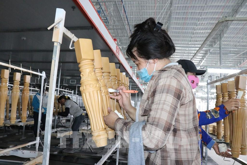 Sản xuất đồ gỗ xuất khẩu tại Công ty chế biến gỗ Triệu Phú Lộc (xã An Lập, huyện Bắc Tân Uyên, tỉnh Bình Dương.