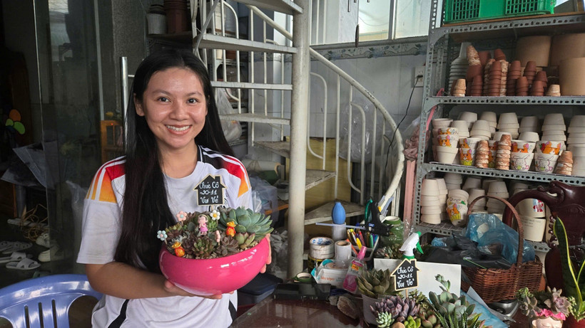 Nguyễn Thanh Tú với một tác phẩm tiểu cảnh của mình.