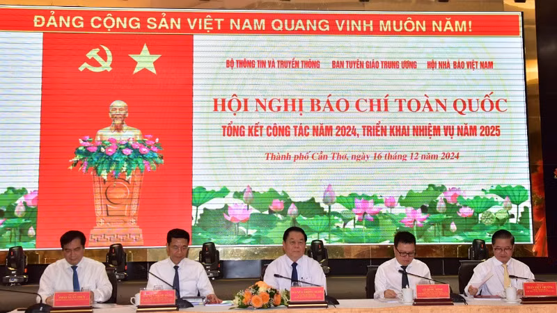 Các đồng chí chủ trì hội nghị và lãnh đạo thành phố Cần Thơ.